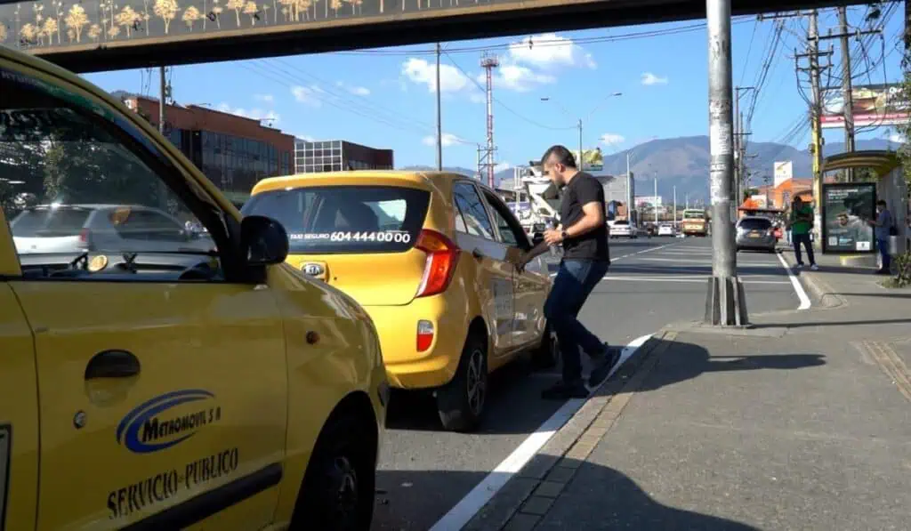 Aclaran si proyecto que legaliza plataformas como Uber acabará con los taxis en Colombia Taxis en colombia