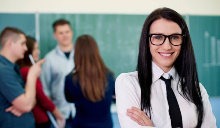 Lanzan convocatoria con 100 becas de maestría: así se puede postular Las becas tienen una duración de entre 12 y 15 meses.