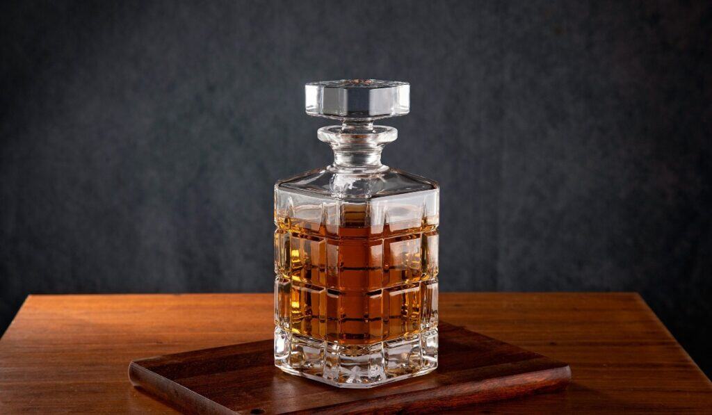 Así se dispararon los precios de los licores en 2026 con la emergencia económica de Petro A partir del 1 de enero de 2026 se incluye un aumento en el IVA a los licores, vinos, aperitivos y similares