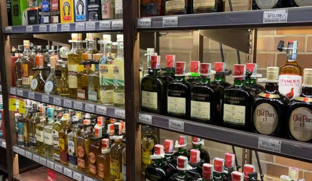 Emergencia económica: Corte también suspendió nuevos impuestos a mineras y petroleras, patrimonio, licores y sobretasas Whisky licores bebidas alcohólicas