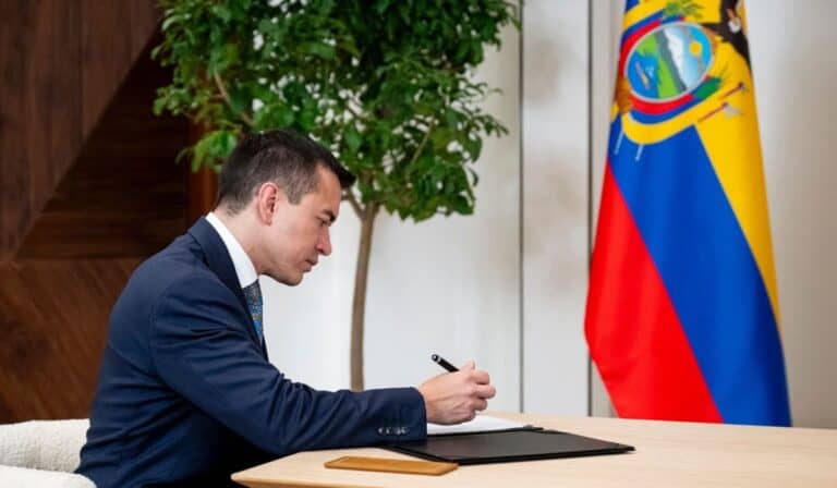 Ahora | Ecuador impone aranceles a Colombia tras falta de cooperación ante lucha contra el narcotráfico Ecuador impone aranceles a Colombia