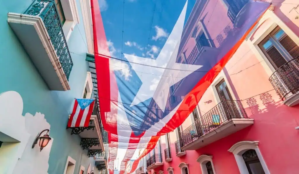 El efecto Bad Bunny: Puerto Rico lideró los viajes de colombianos en 2025 Puerto Rico combina cultura, entretenimiento y turismo urbano para atraer viajeros de alto gasto. Imagen: tomada de Canva.