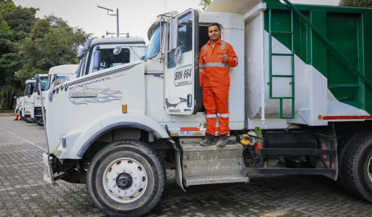 Empiezan a llegar 35 nuevos vehículos para reforzar la recolección de basuras en Bogotá: así cambiará el servicio Aseo Bogotá