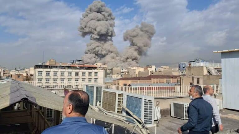 EE. UU. e Israel lanzan ataque militar sin precedentes contra Irán; Teherán responde con misiles en toda la región Ataque EE. UU. Irán