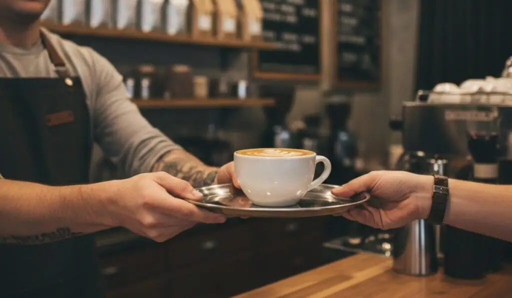 ¿Por qué a Juan Valdez y Starbucks les afectó más el salario mínimo en Colombia?: Fitch explica Consumo de café en Colombia