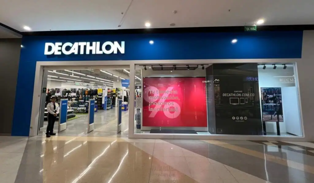 Decathlon acelera su expansión en Colombia: busca llegar a 35 tiendas y quedarse con el 10 % del mercado deportivo Decathlon celebra 9 años en Colombia revelando ambicioso plan de expansión para 2030
