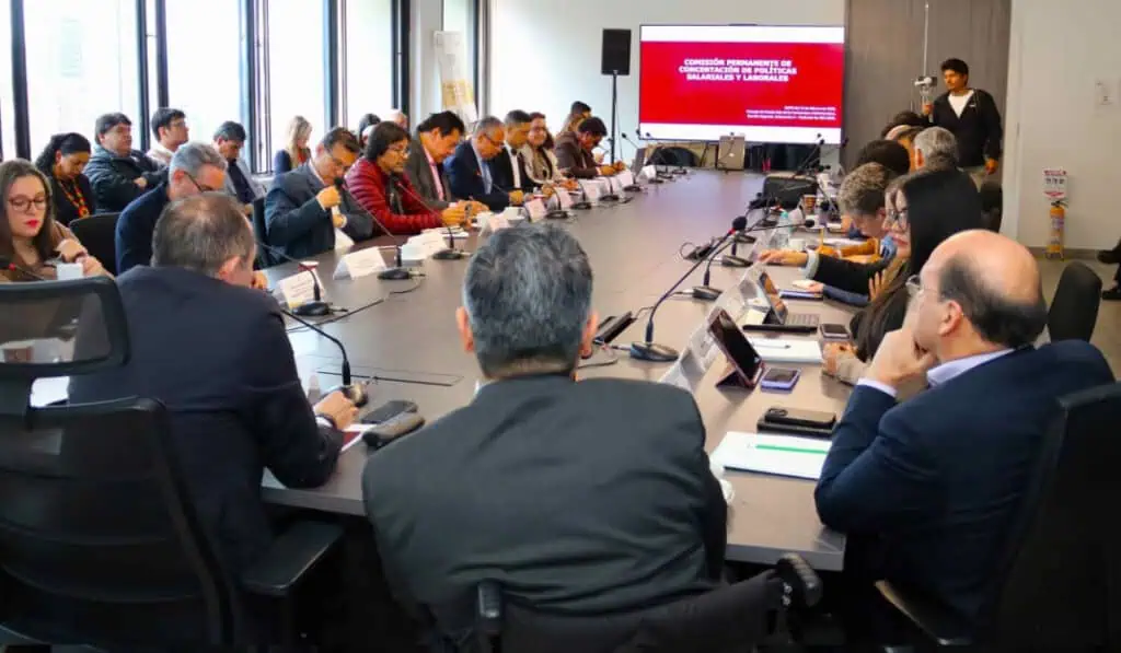Gobierno Petro entrega detalles de cómo convocaría comisión para volver a subir el salario mínimo Discusión del salario mínimo.