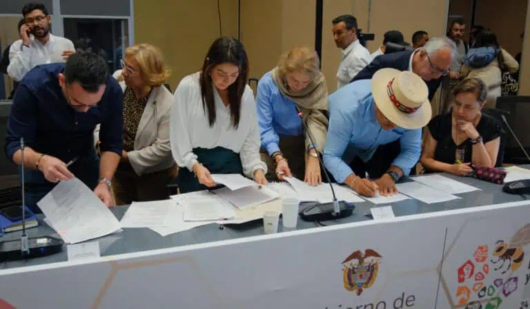 Gabinete ministerial firmando decretos de emergencia económica