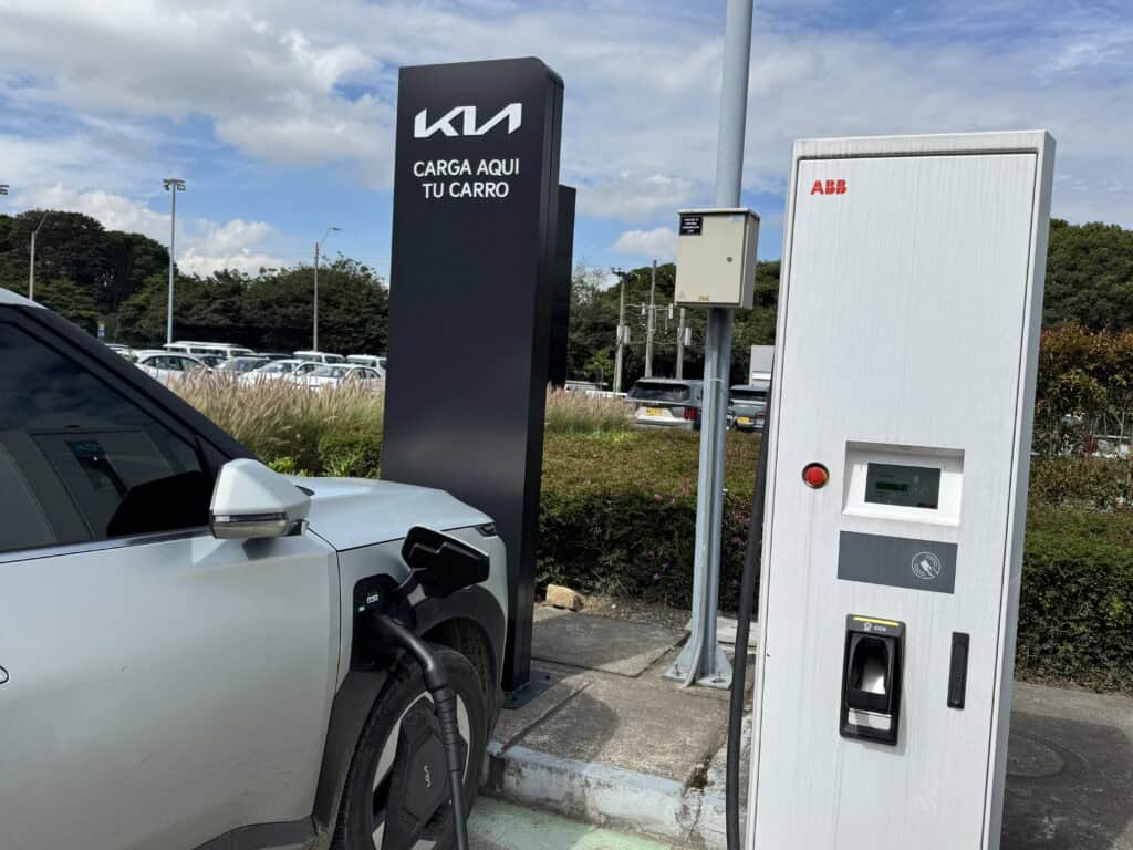 Entrevista | Kia fue la marca más vendida en Colombia en 2025 y va por 45.000 carros en 2026 Punto de carga rápida para vehículos eléctricos en un concesionario de Kia, parte del plan de expansión de electrolineras en Colombia. Foto: Valora Analitik.