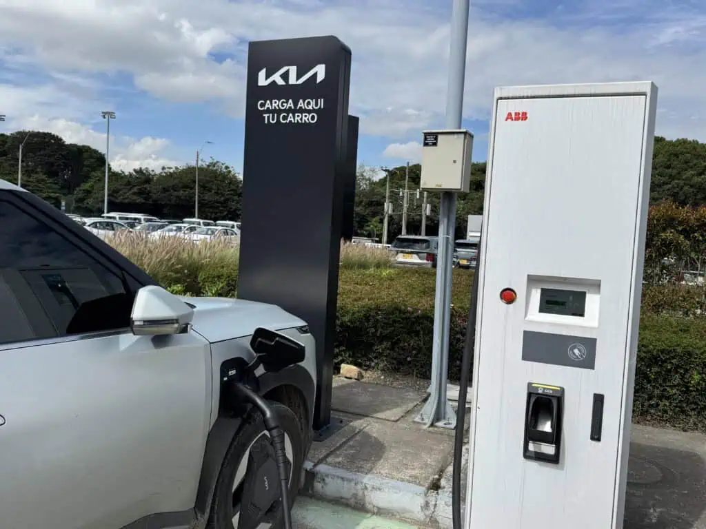 Estos son planes de BYD en 2026 tras un año exitoso Punto de carga rápida para vehículos eléctricos en un concesionario de Kia, parte del plan de expansión de electrolineras en Colombia. Foto: Valora Analitik.