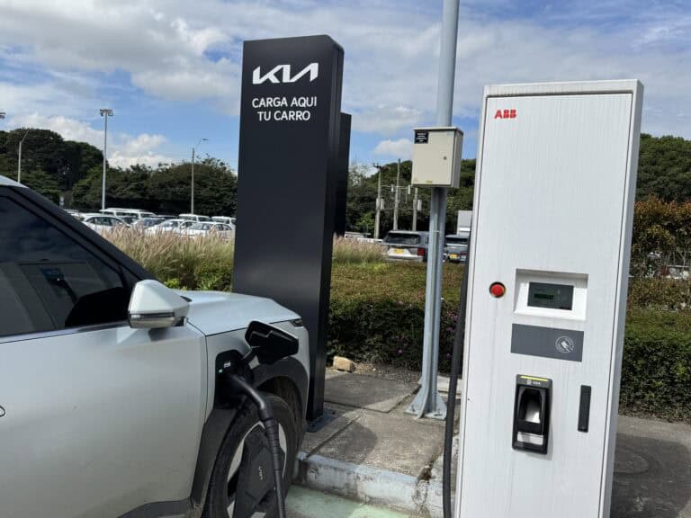 ¿Por qué se disparó la venta de carros eléctricos en Colombia? Punto de carga rápida para vehículos eléctricos en un concesionario de Kia, parte del plan de expansión de electrolineras en Colombia. Foto: Valora Analitik.