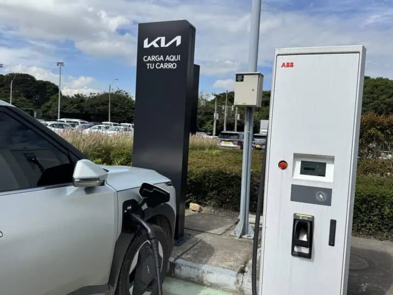 Punto de carga rápida para vehículos eléctricos en un concesionario de Kia, parte del plan de expansión de electrolineras en Colombia. Foto: Valora Analitik.