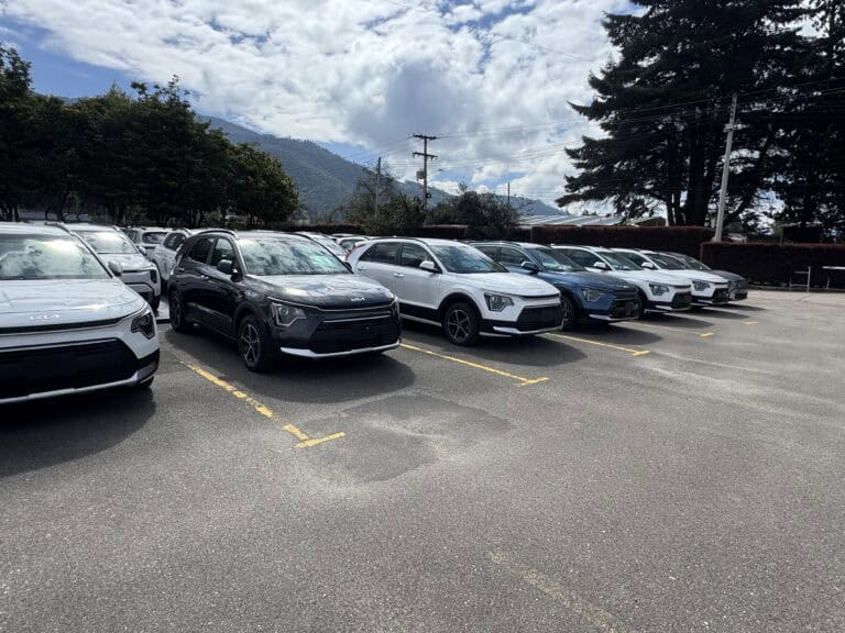 Mercado automotor colombiano crecería 12 % en 2026, impulsado por carros eléctricos y marchas chinas Kia proyecta superar las 45.000 unidades en Colombia este año. Foto: Valora Analitik.