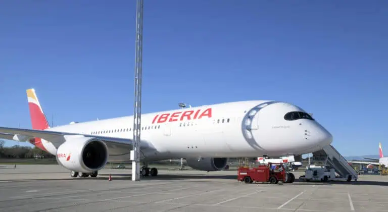 El Airbus A350 permite mayor eficiencia en consumo de combustible y reducción de emisiones frente a modelos anteriores. Foto: Iberia.