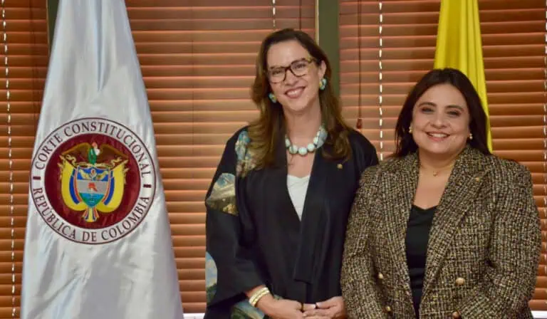 Izq. Natalia Ángel Cabo, vicepresidenta de la Corte Constitucional y Paola Meneses, presidenta de la Corte Constitucional.