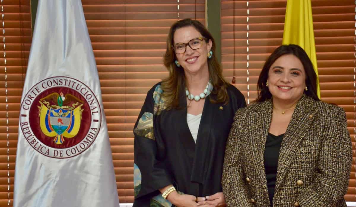 Home - Valora Analitik Izq. Natalia Ángel Cabo, vicepresidenta de la Corte Constitucional y Paola Meneses, presidenta de la Corte Constitucional.