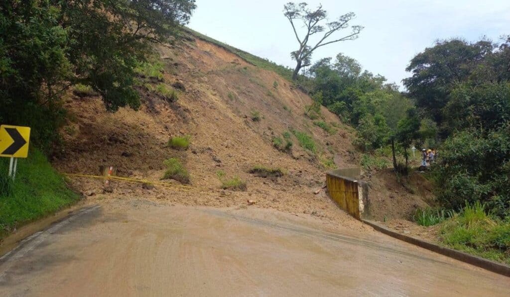 Lluvias dejan 14 cierres totales y tres parciales en distintas zonas de Colombia: estos son los puntos Ministerio de Transporte reportó 14 cierres totales en vías del país