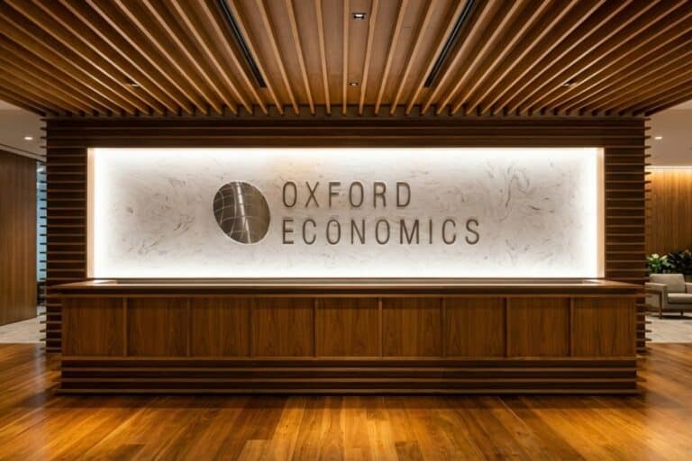 Salario mínimo impulsaría el PIB, pero disparará la inflación y las tasas: Oxford Economics Oxford Economics