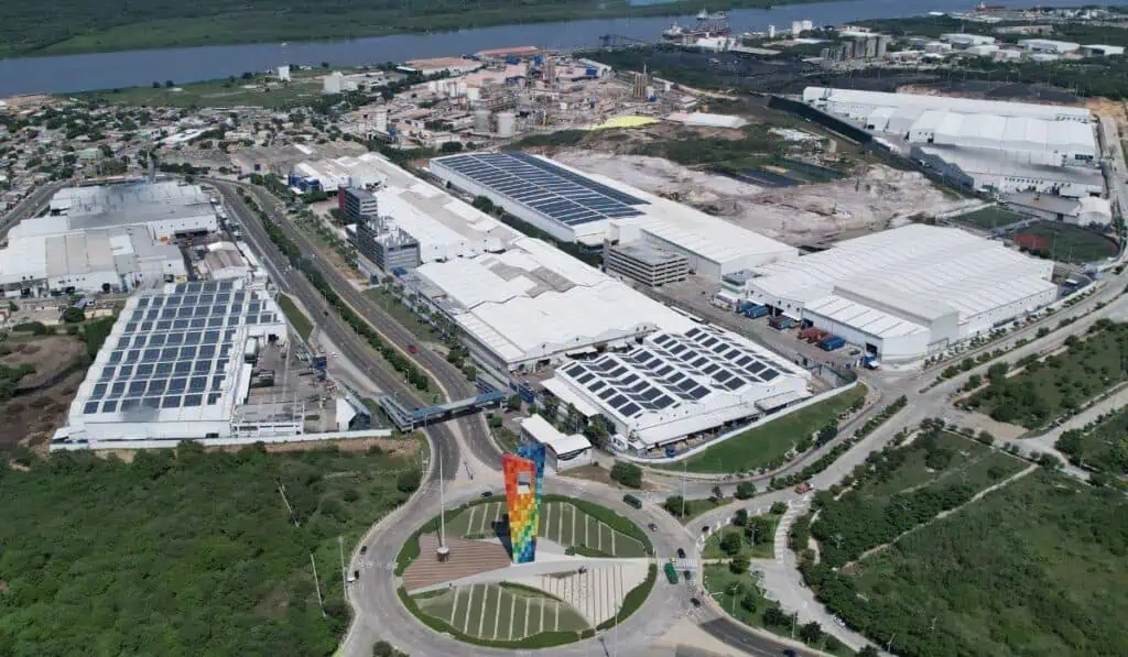 Tecnoglass ajusta metas financieras para 2026 tras nuevos aranceles de EE. UU.: alista plan de eficiencias y tarifas Planta de Tecnoglass en Barranquilla