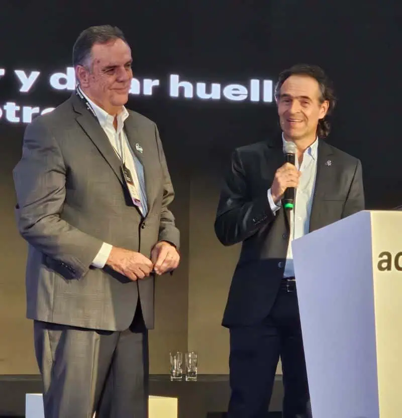 Jorge Mario Velásquez, presidente de Grupo Argos, recibe reconocimiento por su obra y legado Jorge Mario Velásquez, presidente de Grupo Argos, y Federico Gutiérrez, alcalde de Medellín