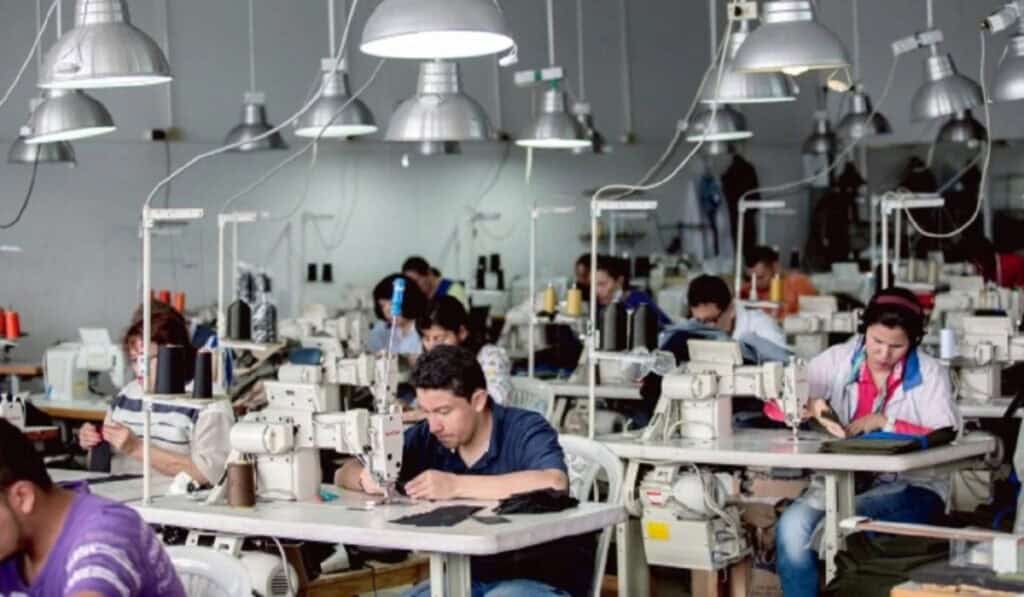 “Colombia queda en incertidumbre”: expertos alertan efectos laborales por suspensión del salario mínimo La discusión del salario mínimo en Colombia