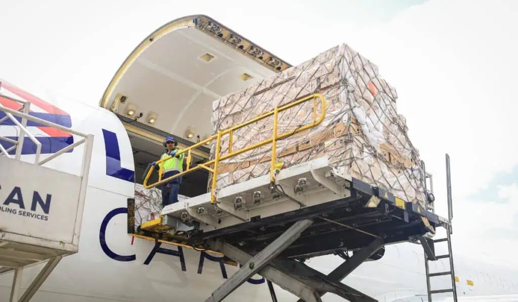Grupo Latam encabeza el envío aéreo de flores hacia Estados Unidos durante San Valentín Envío aéreo de flores de Latam desde Colombia y Ecuador