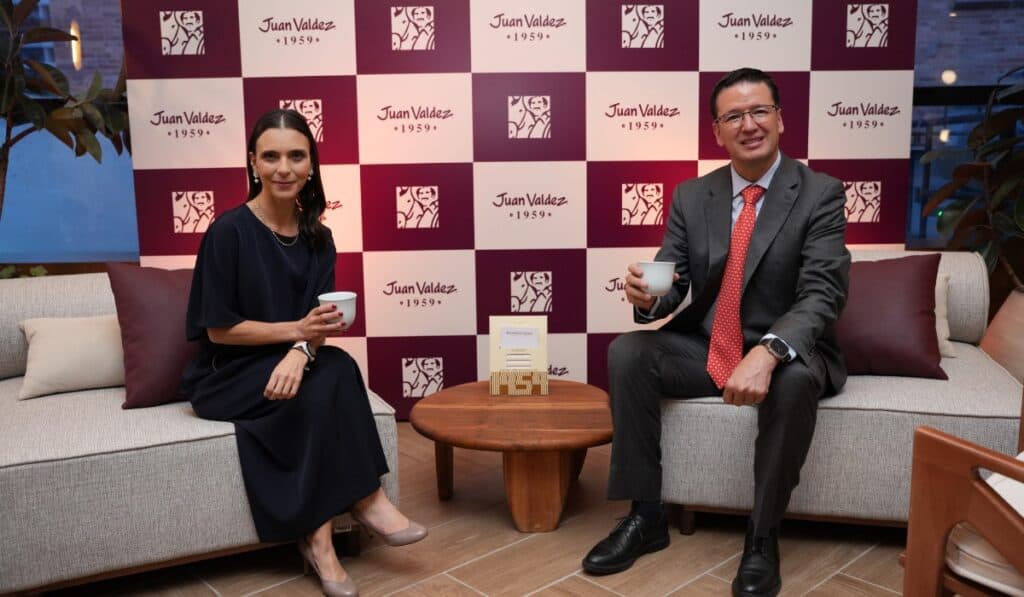 Juan Valdez eleva la experiencia del café y profundiza detalles de su primera 'flagship' Camila Escobar, CEO de Juan Valdez, y Germán Bahamón, gerente de la FNC.