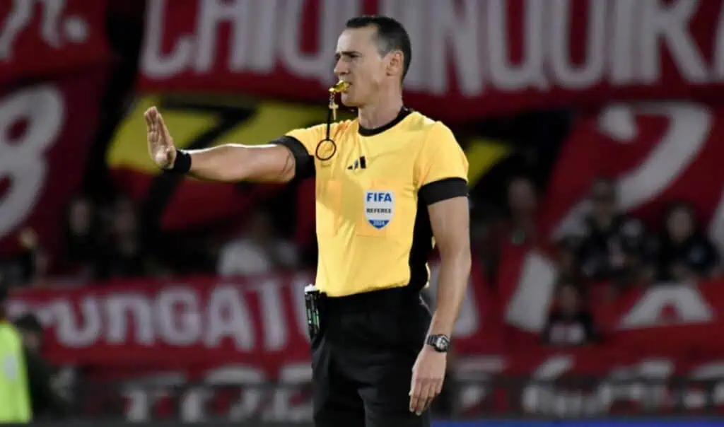 Aumento del salario mínimo en Colombia también les pega a los futbolistas: Multas se dispararon de precio Wilmar Roldán, árbitro del fútbol colombiano