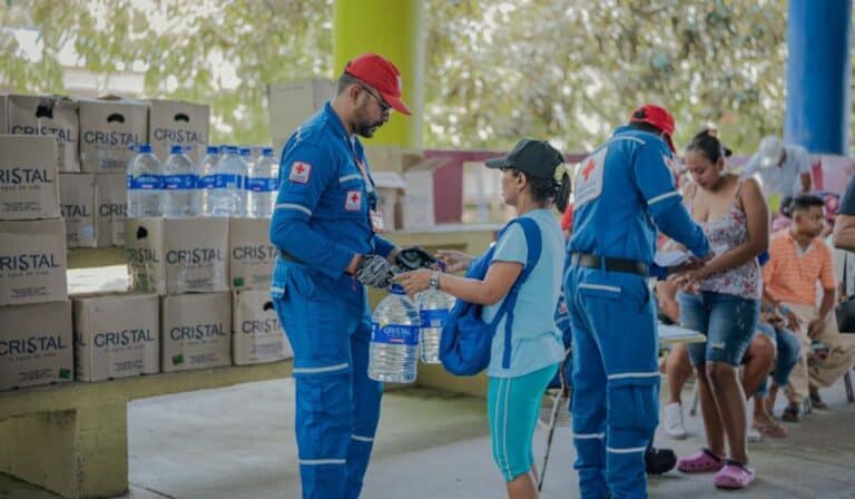 Córdoba, Antioquia, Magdalena y Nariño reciben apoyo de Postobón tras la ola invernal Entrega de agua potable a familias afectadas por inundaciones en Córdoba. Foto: Postobón.