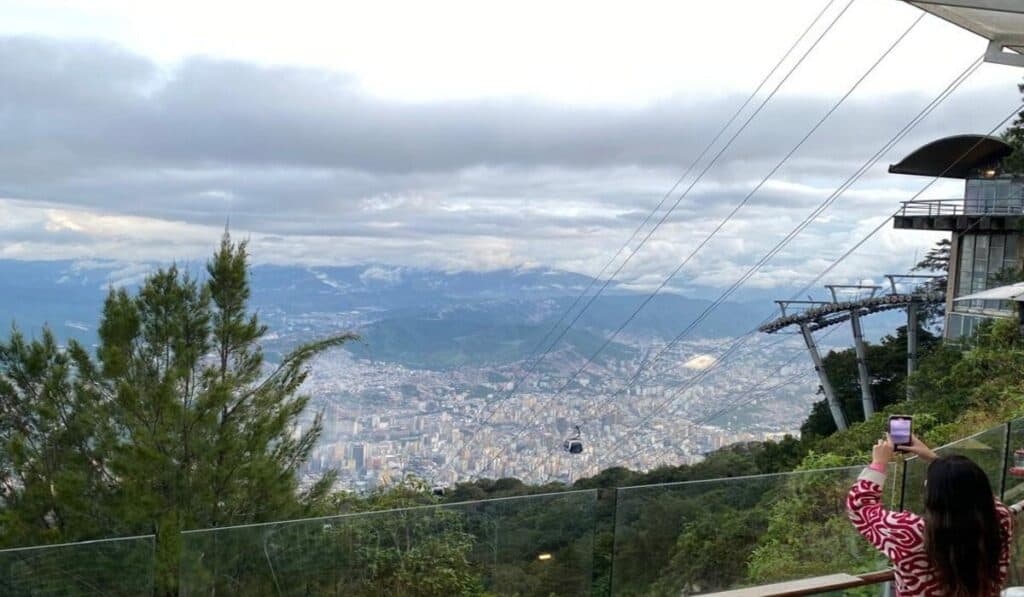 hotel-humboldt-venezuela Vista de Caracas desde el Hotel Humboldt, uno de los lugares más visitados por los turistas al estar en la cima del cerro el Ávila.