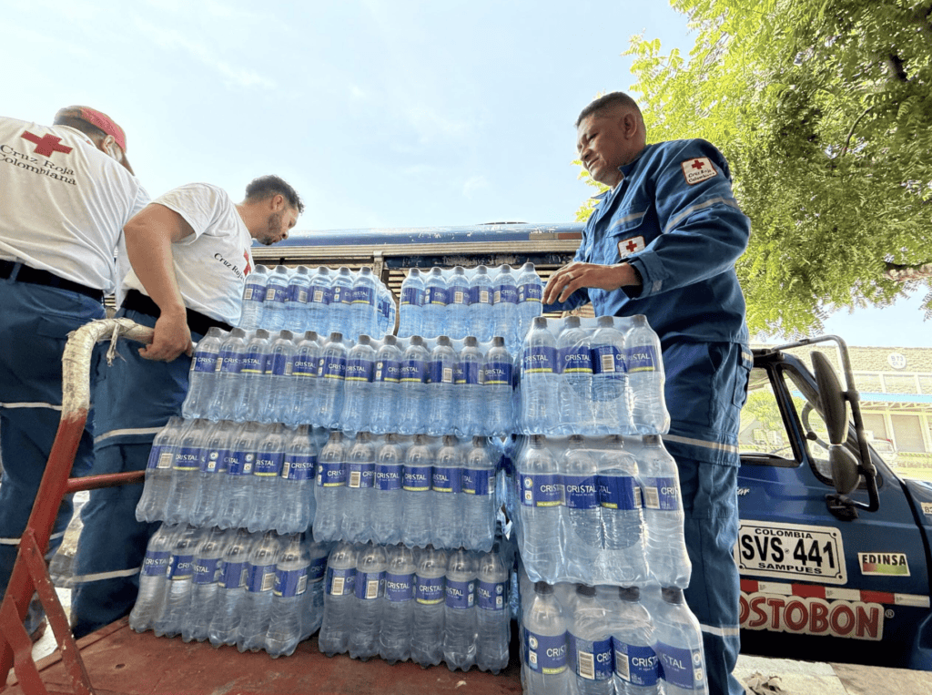 Córdoba, Antioquia, Magdalena y Nariño reciben apoyo de Postobón tras la ola invernal La entrega se realizó en coordinación con la Cruz Roja Colombiana. Foto: Postobón.
