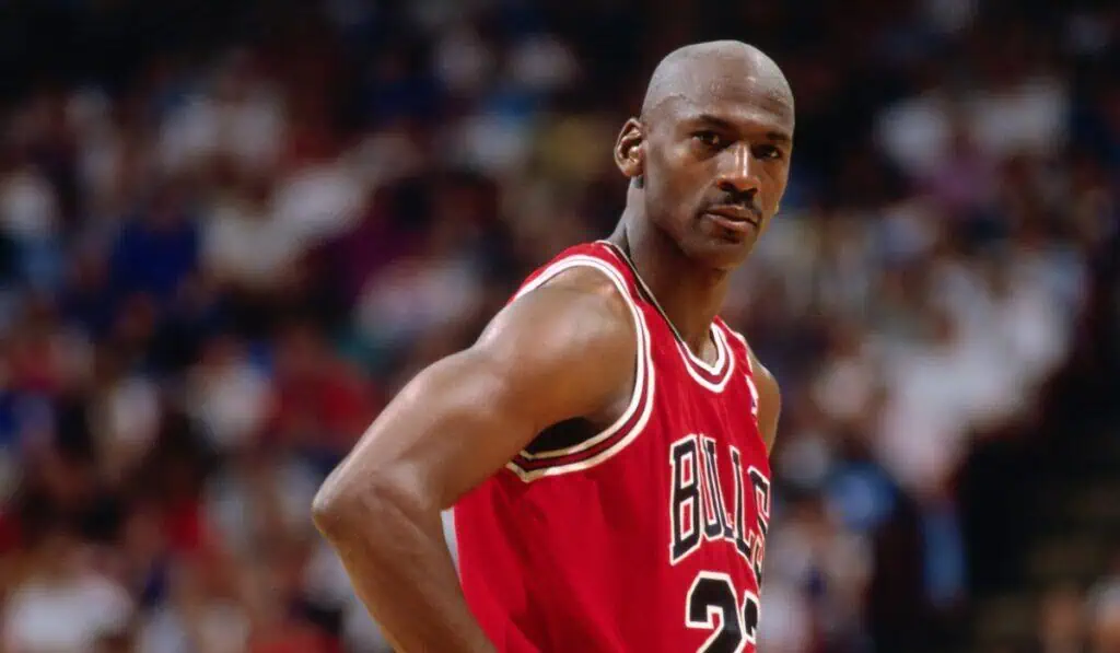 Pagan más de US$12 millones por camiseta de Michael Jordan y queda entre las más caras de la historia Jordan jugó entre 1984 y 2003 y construyó un palmarés que incluye seis campeonatos con los Chicago Bulls
