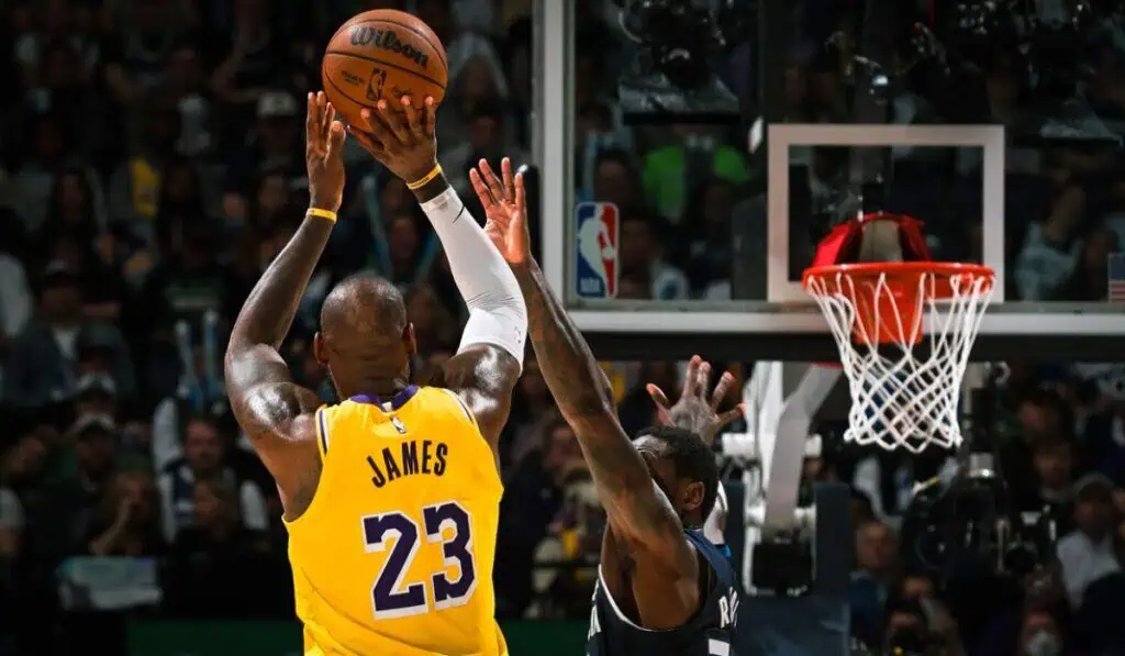 LeBron James sigue haciendo historia en la NBA y bate récord con 41 años LeBron James sigue haciendo historia en la NBA y bate récord con 41 años