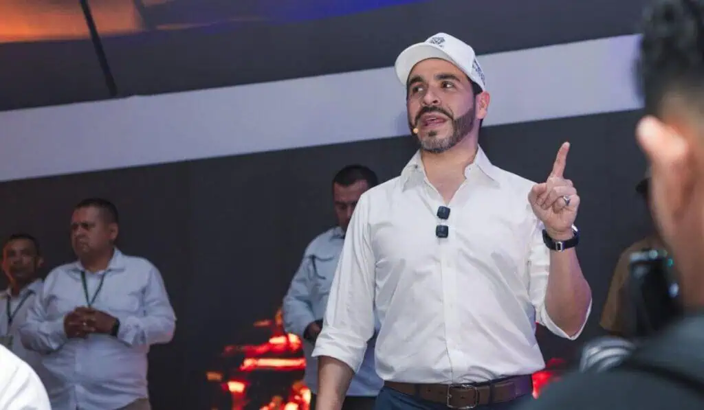Abelardo de la Espriella buscará reducción de impuestos para crear empleos: Así fijaría el salario mínimo Abelardo de la Espriella, candidato presidencial por el movimiento Defensores de la Patria