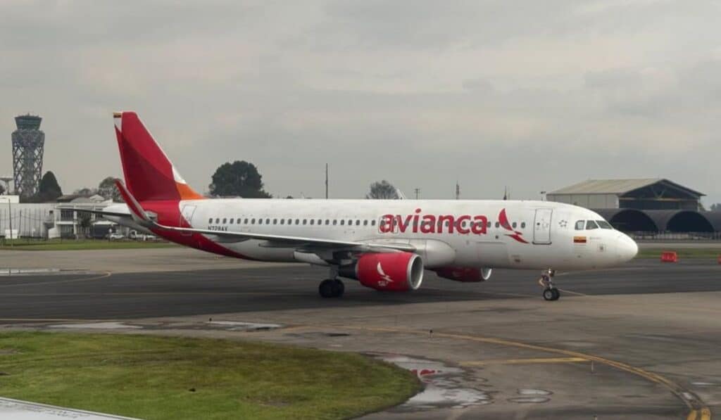 Colombia vio un importante crecimiento en el transporte aéreo de pasajeros Avión de Avianca en el aeropuerto El Dorado
