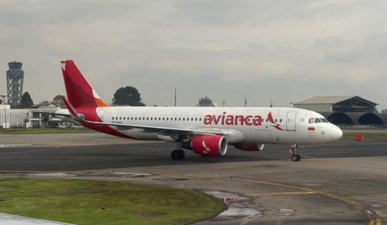 Avianca estrena vuelos directos desde Barranquilla y Cali hacia Fort Lauderdale (Florida) Avión de Avianca en el aeropuerto El Dorado