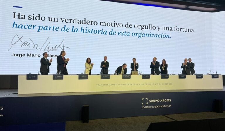 El legado que deja Jorge Mario Velásquez en Grupo Argos: 40 años al interior de un holding de proyección internacional Despedida de Jorge Mario Velásquez ante los accionistas