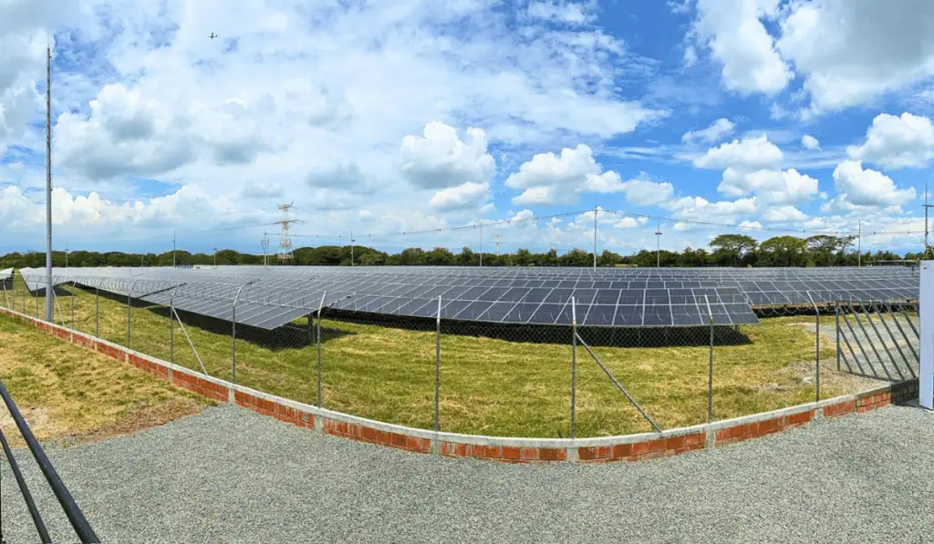 Itacol apuesta por la energía solar con nueva inversión en su planta en Palmira Itacol invierte $19.000 millones en energía solar para su planta de alimentos. Foto: cortesía
