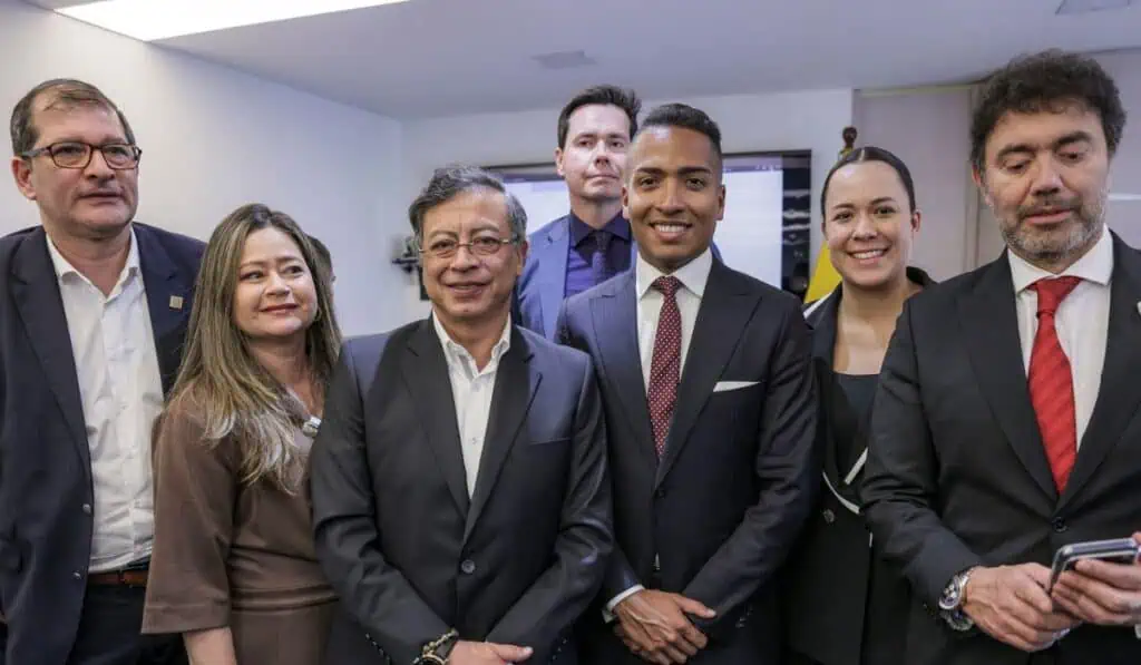 Este es el poderoso grupo empresarial británico que se quedó con la concesión más grande de Colombia por casi $9 billones ERG International Group y Gustavo Petro