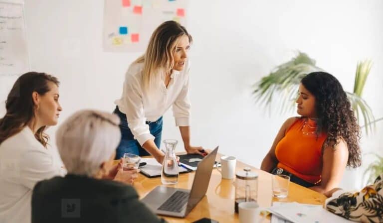 El 43,4 % de las mujeres en Colombia están en alta dirección, pero solo el 13,2 % lidera como CEO: U. de San Buenaventura El 43,4 % de las mujeres en Colombia están en alta dirección, pero solo el 13,2 % lidera como CEO: U. de San Buenaventura