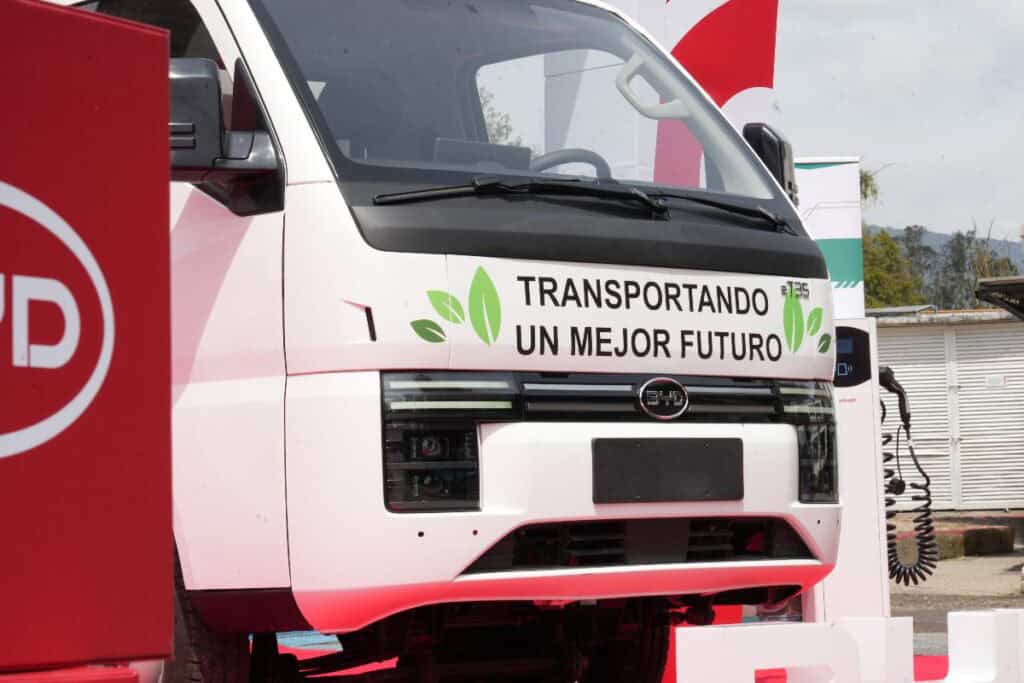 El camión eléctrico que llega a Colombia_ carga en 1 hora y puede ahorrar hasta 80 % en costos (1) Un camión eléctrico diseñado para última milla