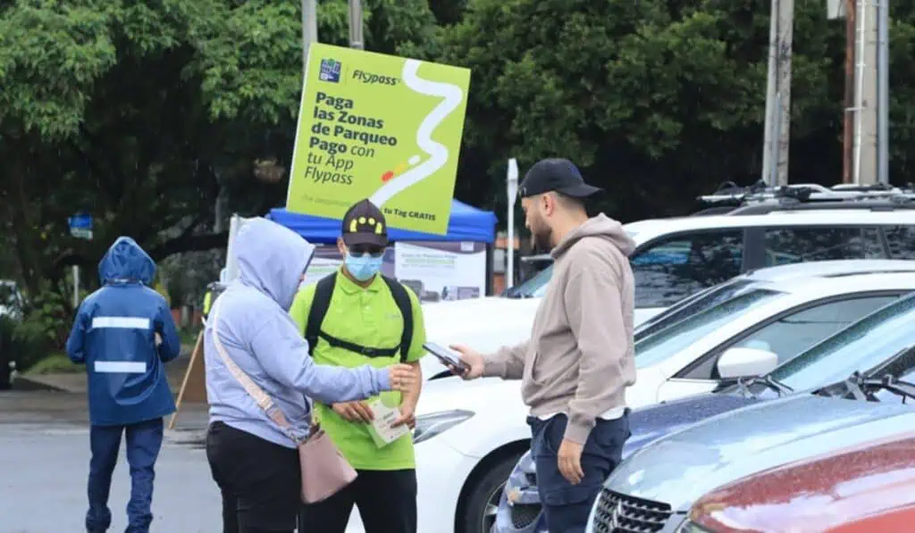 Flypass, la alternativa para moverse sin contratiempos por carretera en Semana Santa En Bogotá podrá pagar la más de 10.000 Zonas de Parqueo Pago (ZPP) que hay por toda la ciudad. Foto: Flypass