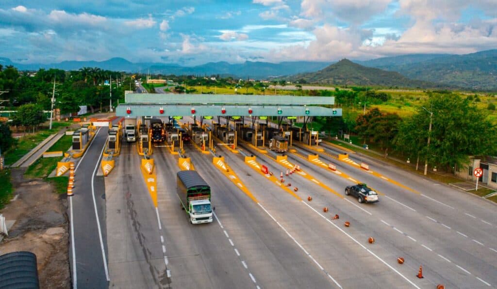 Flypass, la alternativa para moverse sin contratiempos por carretera en Semana Santa En Colombia existen 180 peajes, 164 se pueden pagar con pago electrónico como Flypass. Foto: Flypass