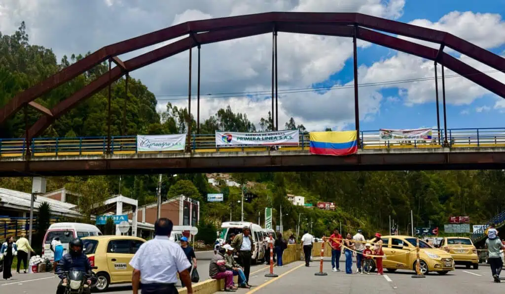 Ahora | Escala guerra comercial con Ecuador: Colombia igualaría en 100 % los aranceles a importaciones desde ese país Frontera Colombia- Ecuador