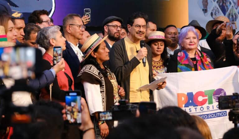 Iván Cepeda destapa sus cartas económicas: reformas agraria, salud y transición energética Iván Cepeda