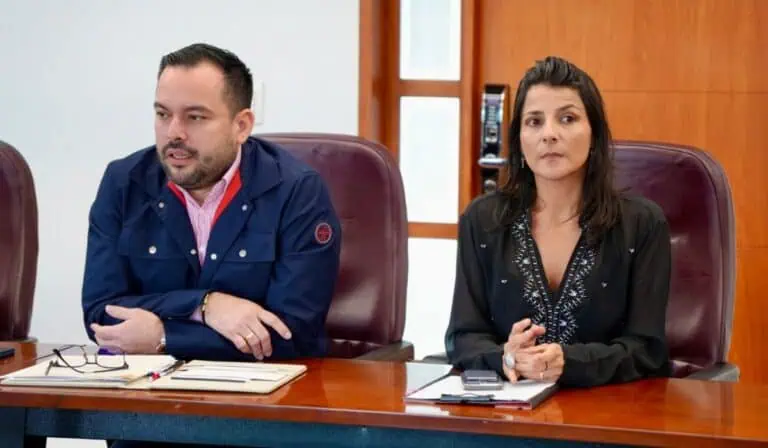 Edwin Palma, ministro de Minas y Energía, junto con Irene Vélez, ministra de Ambiente. Imagen: Ministerio de Minas y Energía