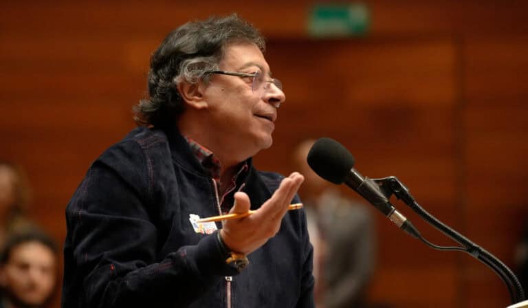 Petro defiende resultados económicos y critica las tasas, pese a que BanRep ha tenido que subirlas por la inflación Petro defiende resultados económicos y critica las tasas, pese a que BanRep ha tenido que subirlas por la inflación