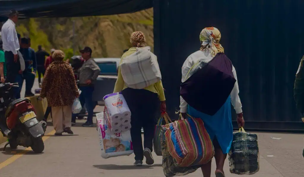 Especial | El nudo en la frontera Colombia - Ecuador: Crónica de una guerra comercial que asfixia el sur Puente de Rumichaca, paso humanitario