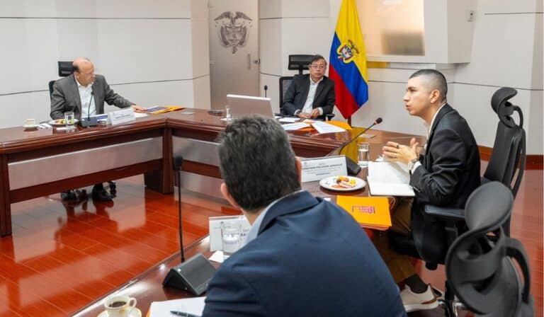Gobierno y bancos acuerdan 270.000 nuevos créditos y alivios por emergencia invernal en ocho departamentos Reunión bancos y Gobierno Petro