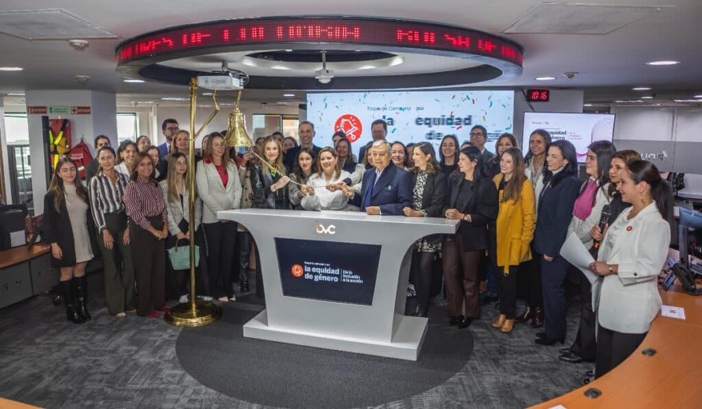 Mujeres invierten a largo plazo y sus montos promedio son mayores a los de hombres, según informe de trii Ring the Bell for Gender Equality, en la Bolsa de Valores de Colombia